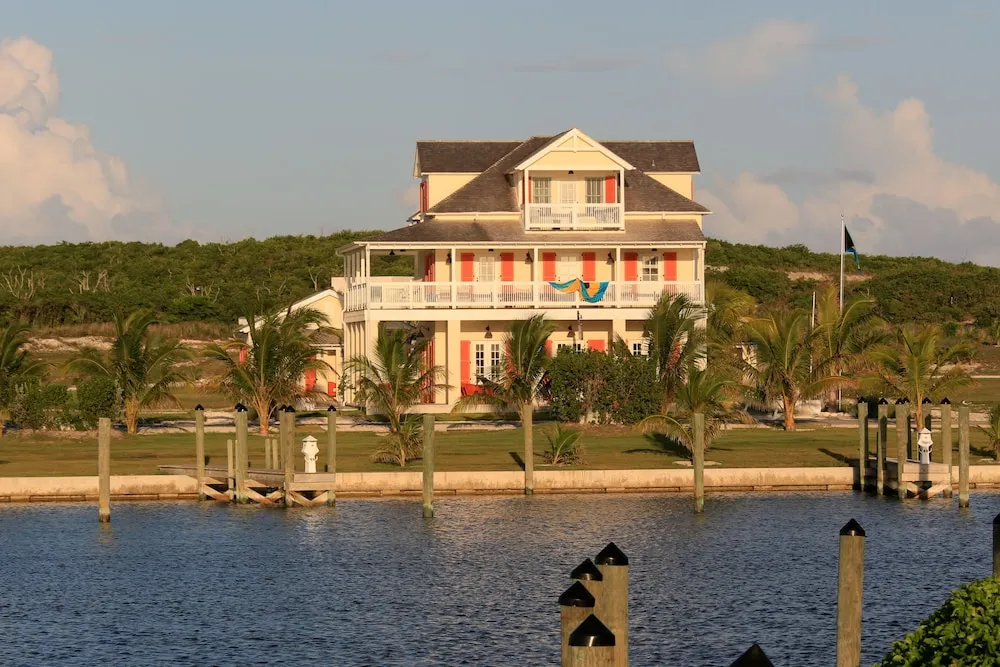 The Sandpiper Inn & Cottages Crossing Rocks